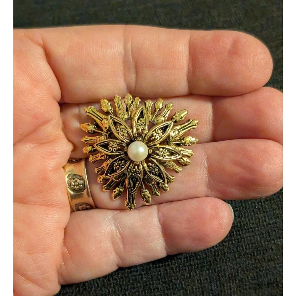 Victorian Style Flower‎ Brooch Pin Gold-tone Faux Pearl 1.5